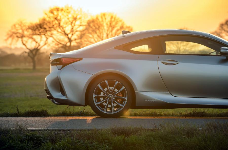 Детали экстерьера Lexus RC300h F-Sport 2019 года  (UK) (фото 37 из 40)